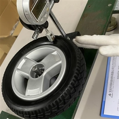 De dagelijkse inspectie van 8 inch mobiliteitsscooterwielen